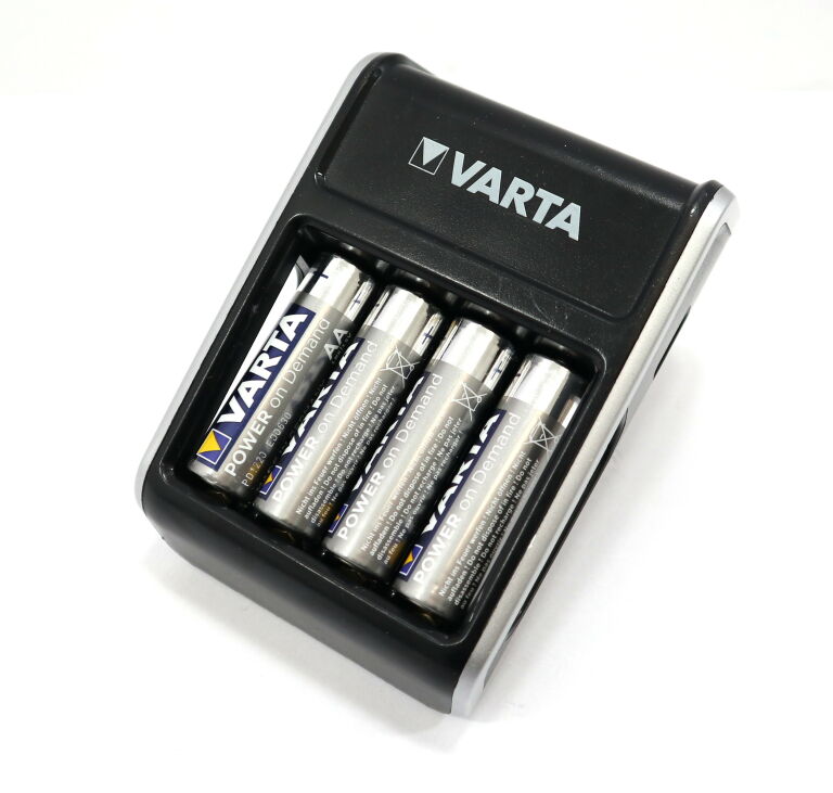 VARTA LCD PLUG CHARGER TYPE 57677 V2 + BATERIE