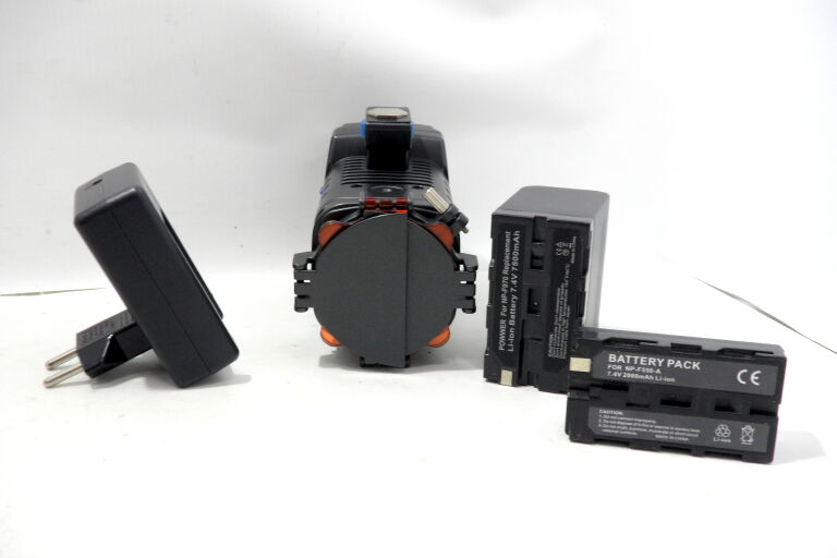 LAMPA VIDEO LIGHT LED-5005 Z ŁADOWARKA + 2 BATERI