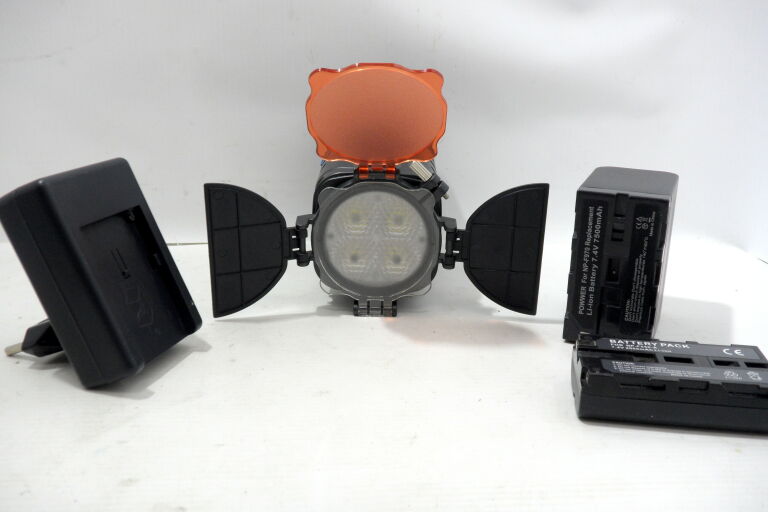LAMPA VIDEO LIGHT LED-5005 Z ŁADOWARKA + 2 BATERI