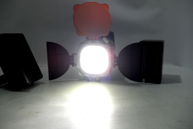 LAMPA VIDEO LIGHT LED-5005 Z ŁADOWARKA + 2 BATERI