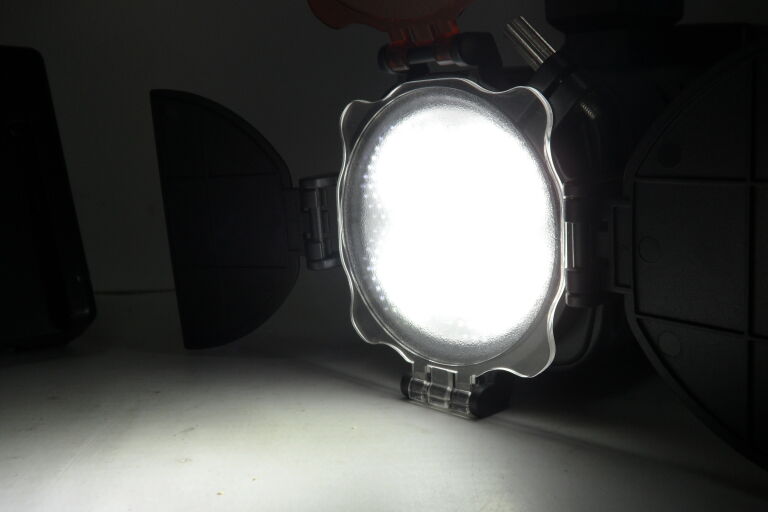 LAMPA VIDEO LIGHT LED-5005 Z ŁADOWARKA + 2 BATERI