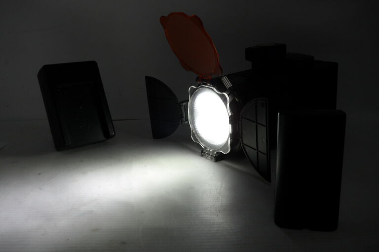 LAMPA VIDEO LIGHT LED-5005 Z ŁADOWARKA + 2 BATERI