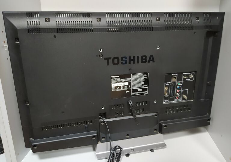 TELEWIZOR TOSHIBA 32" 32RL838 / PILOT