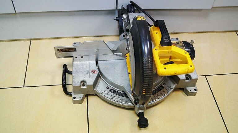 DEWALT DW705 UKOŚNICA PIŁA PILARKA