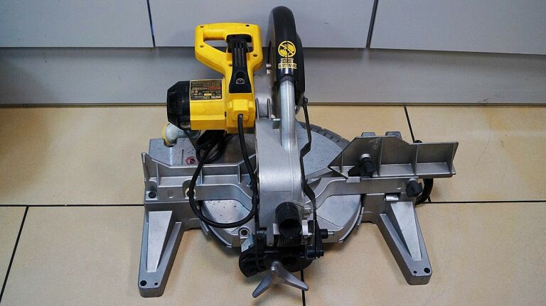DEWALT DW705 UKOŚNICA PIŁA PILARKA