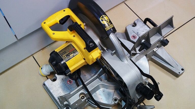 DEWALT DW705 UKOŚNICA PIŁA PILARKA