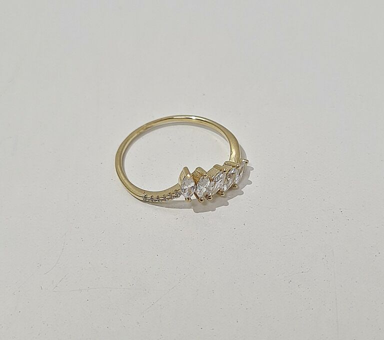 PRZEPIĘKNY PIERSCIONEK Z KAMYCZKAMI 1,82G R19