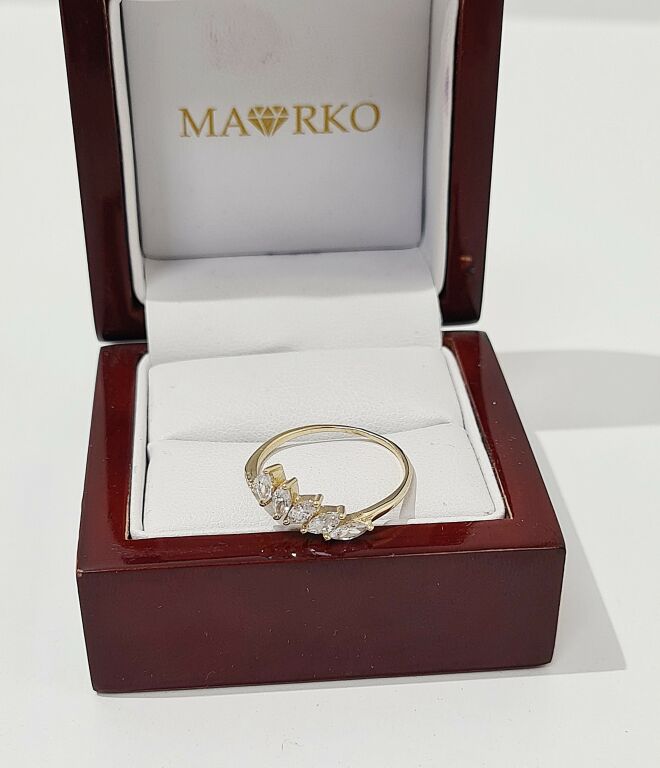 PRZEPIĘKNY PIERSCIONEK Z KAMYCZKAMI 1,82G R19