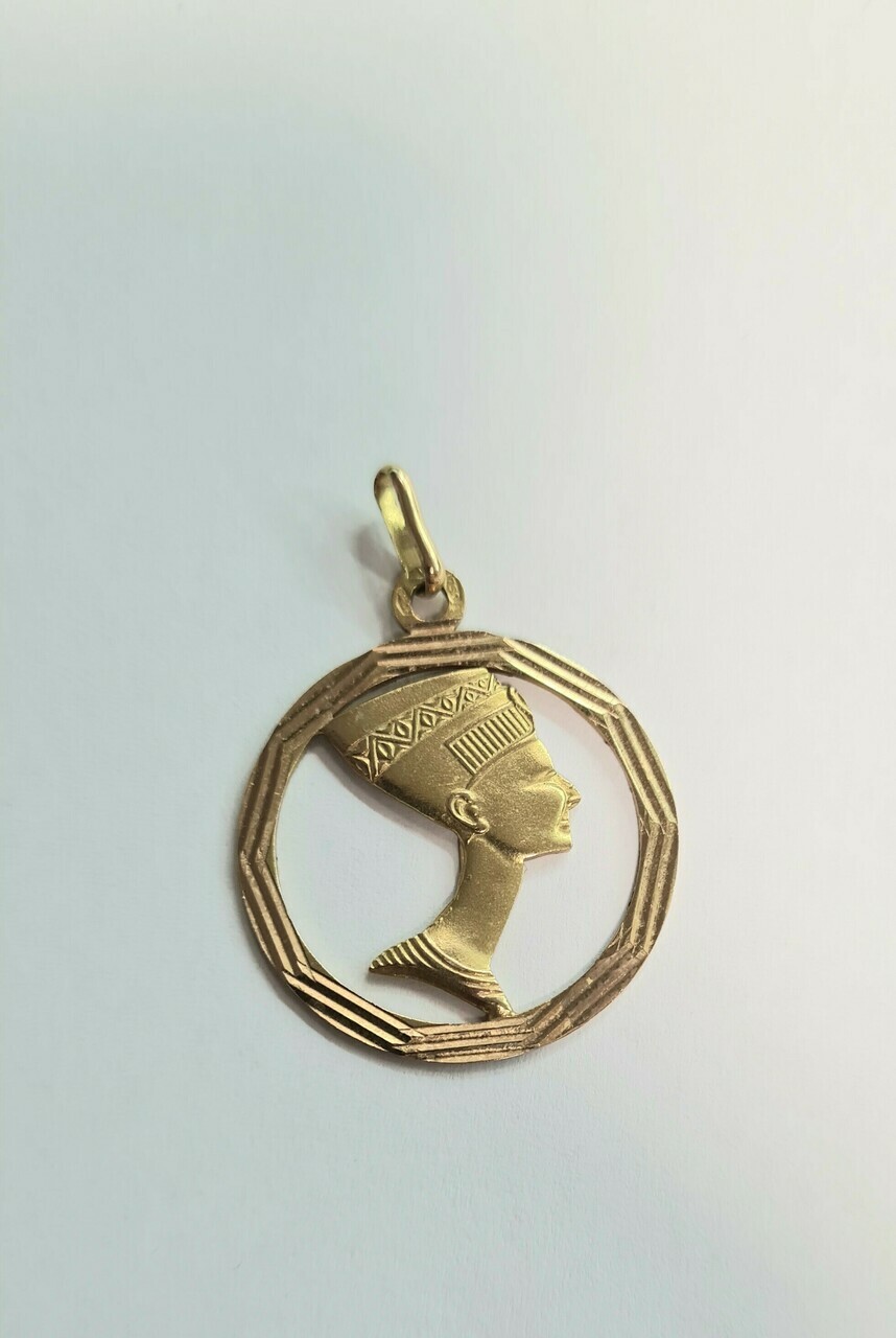 zawieszka-nefretete-symbol-wiecznego-piekna-18k-stan-uzywany
