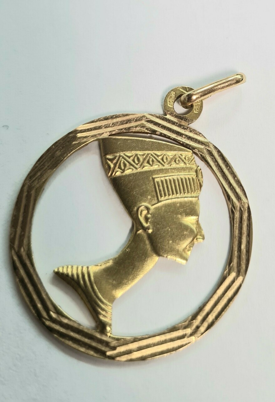 zawieszka-nefretete-symbol-wiecznego-piekna-18k-motyw-postac