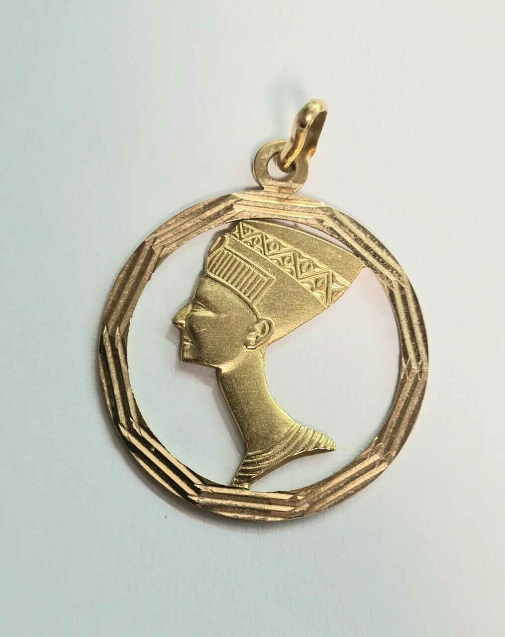 zawieszka-nefretete-symbol-wiecznego-piekna-18k-kolor-dominujacy-zolty