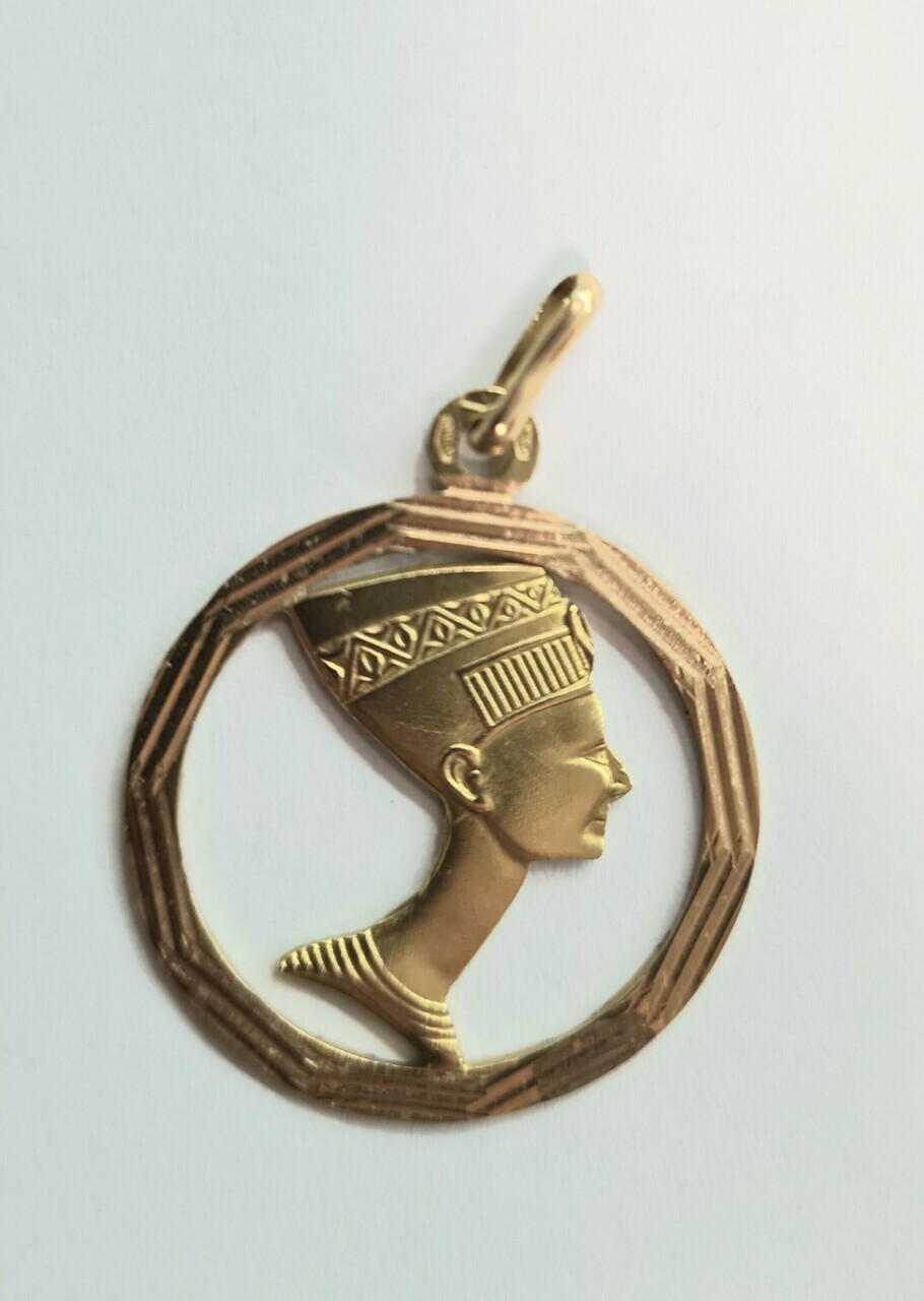 zawieszka-nefretete-symbol-wiecznego-piekna-18k-material-zloto