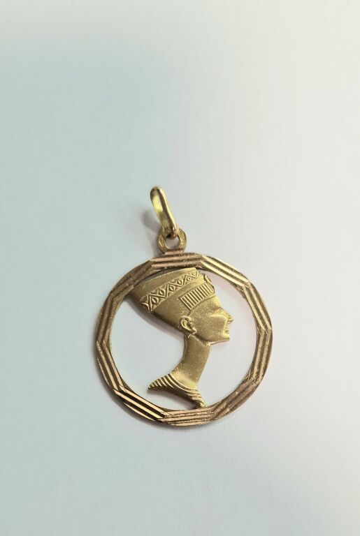 zawieszka-nefretete-symbol-wiecznego-piekna-18k-stan-uzywany