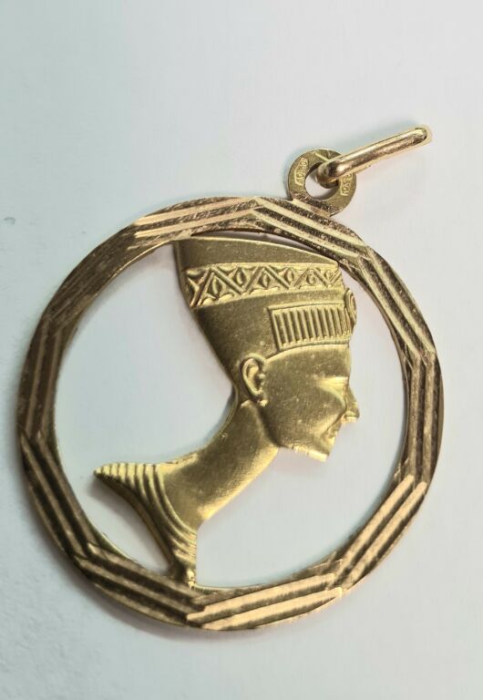 zawieszka-nefretete-symbol-wiecznego-piekna-18k-motyw-postac