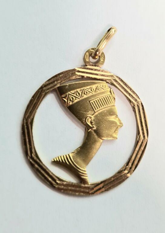 zawieszka-nefretete-symbol-wiecznego-piekna-18k-kamien-bez-kamienia