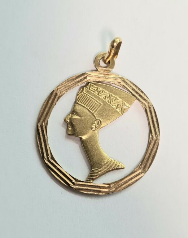zawieszka-nefretete-symbol-wiecznego-piekna-18k-kolor-dominujacy-zolty