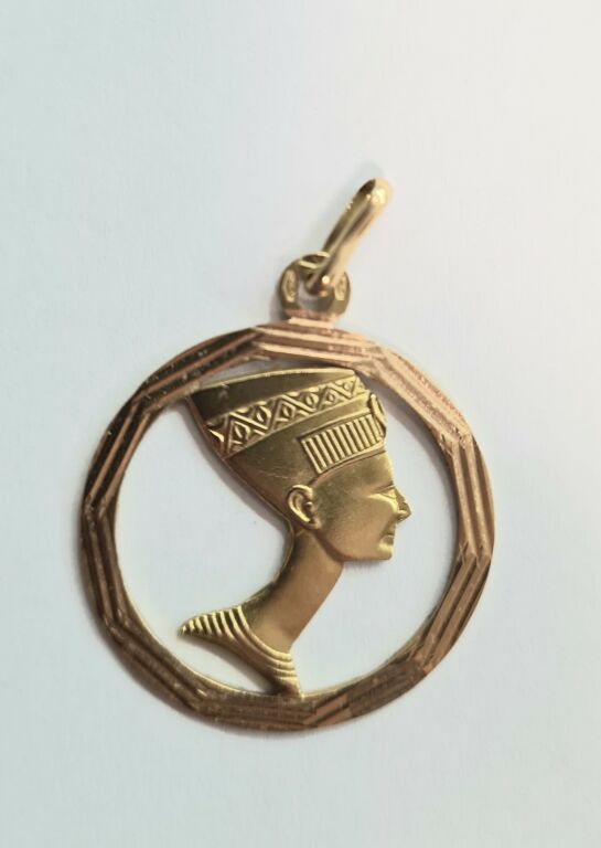 zawieszka-nefretete-symbol-wiecznego-piekna-18k-material-zloto