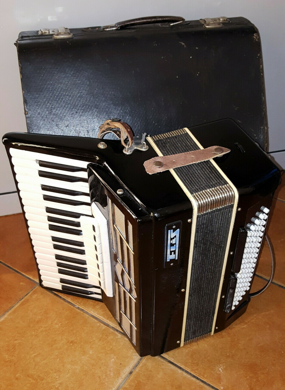 akordeon-flis-czarny-futeral-plwolnosci-3-5-sj-namyslow