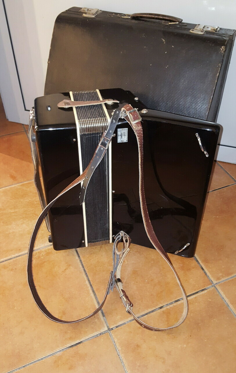 akordeon-flis-czarny-futeral-stan-uzywany