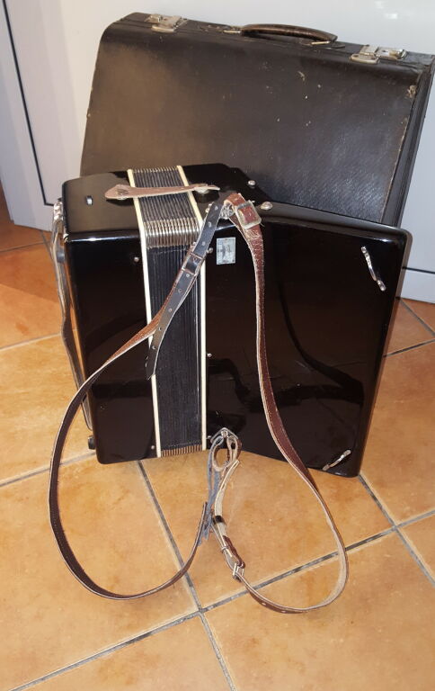 akordeon-flis-czarny-futeral-stan-uzywany