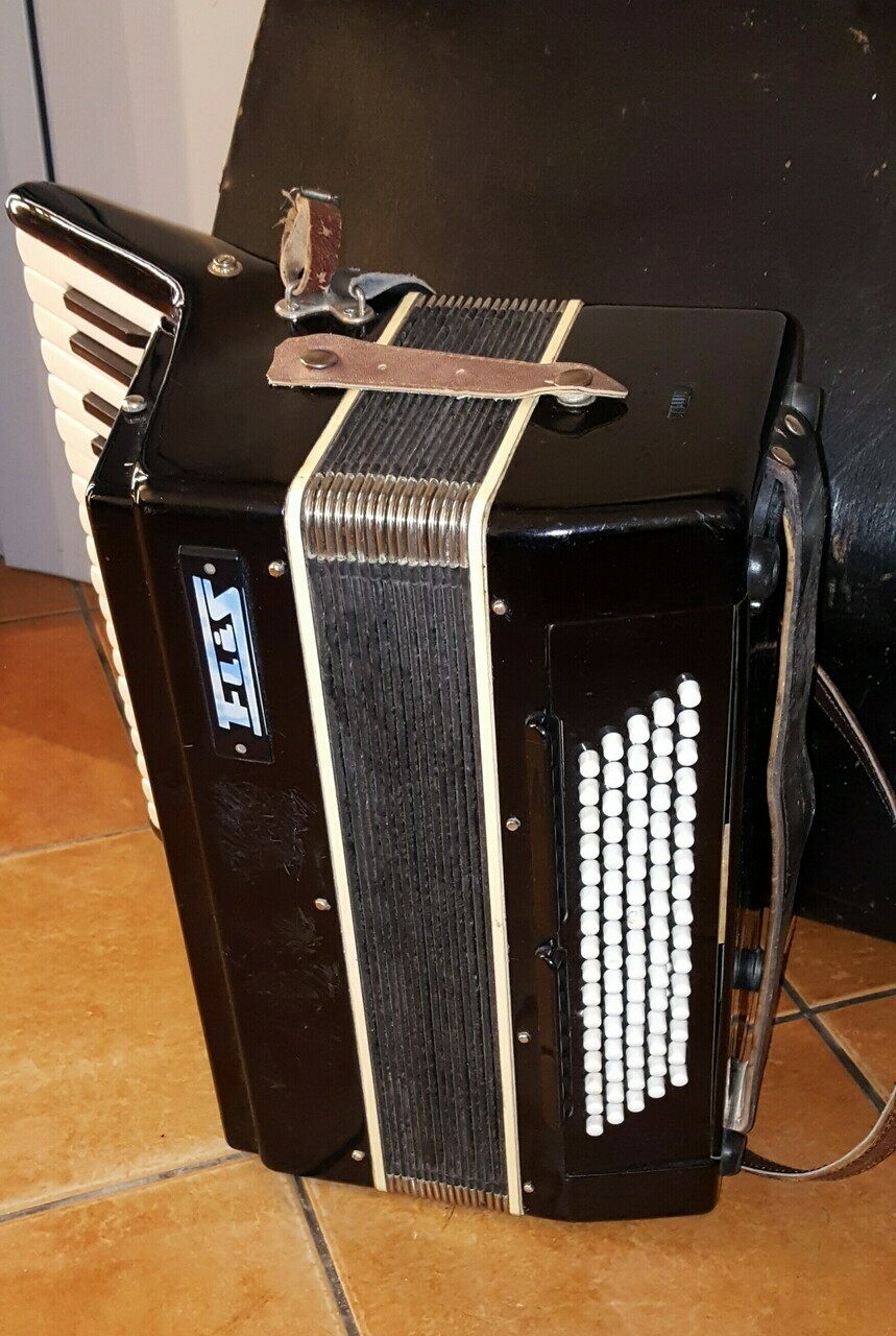 akordeon-flis-czarny-futeral-stan-uzywany