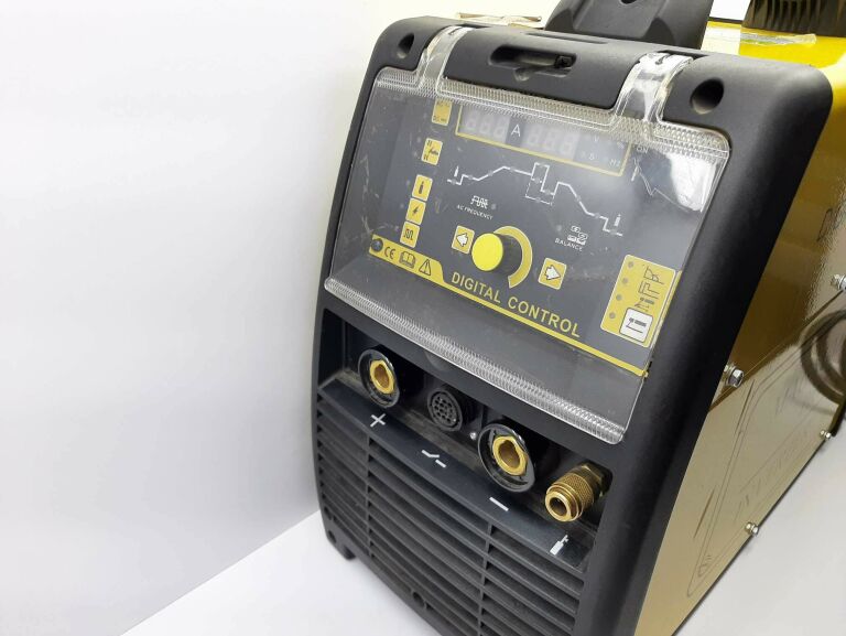 SPAWARKA TIG MAGNUM THF 235 PULSE AC/DC