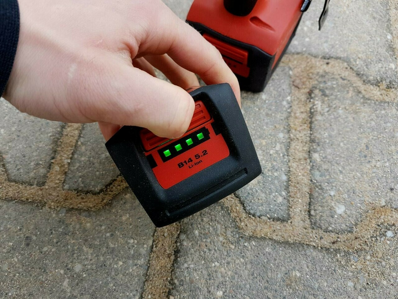 zakretarka-udarowa-hilti-siw-14-a-2x52ah-lad-maksymalny-moment-obrotowy-wkrecanie-twarde-185