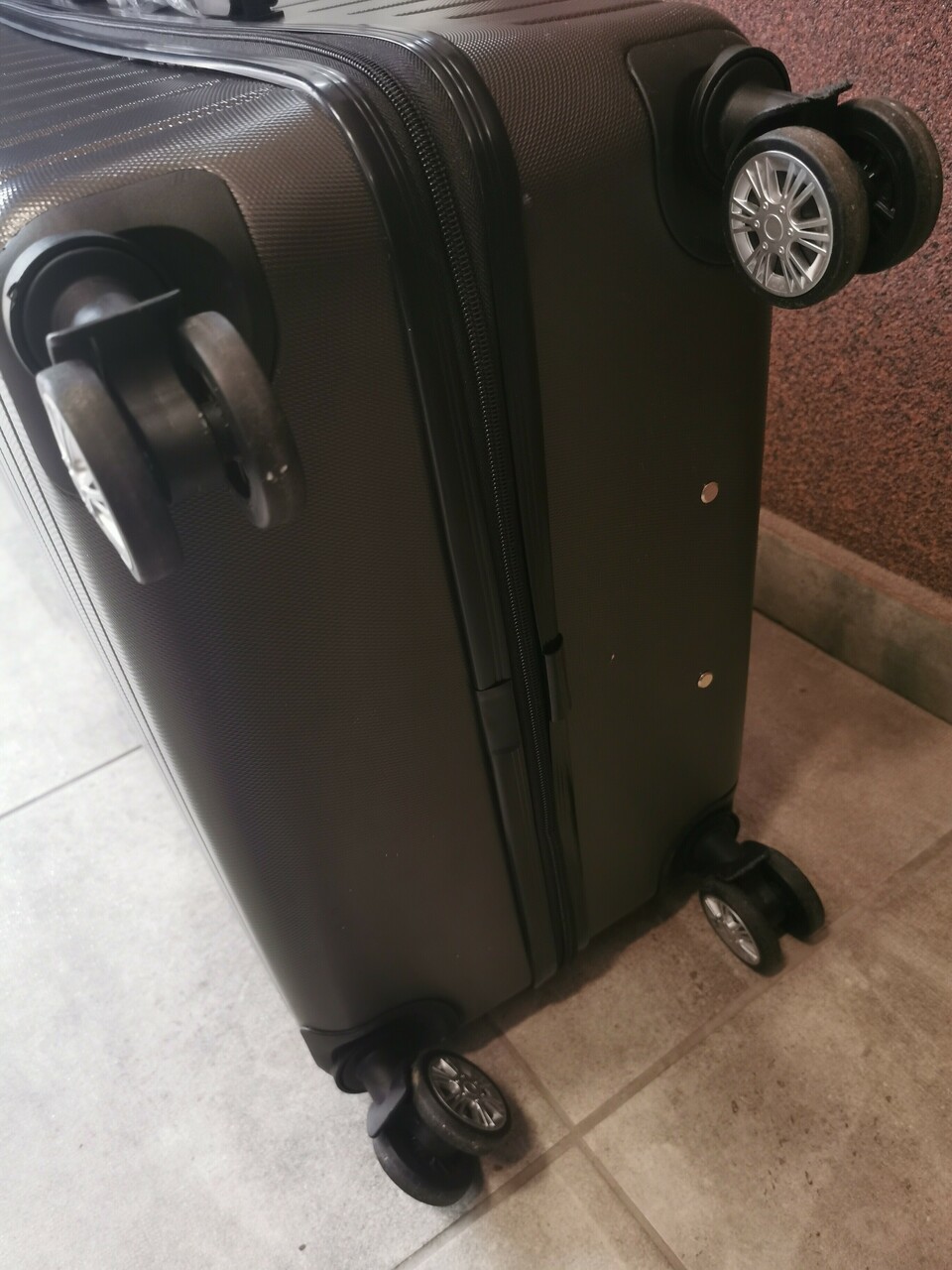 walizka-duza-spilbergen-material-dominujacy-tworzywo-sztuczne