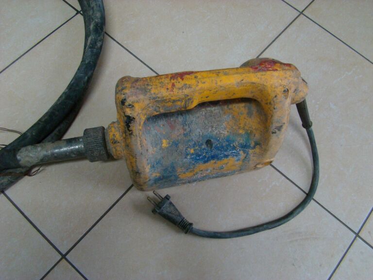 WIBRATOR DO BETONU