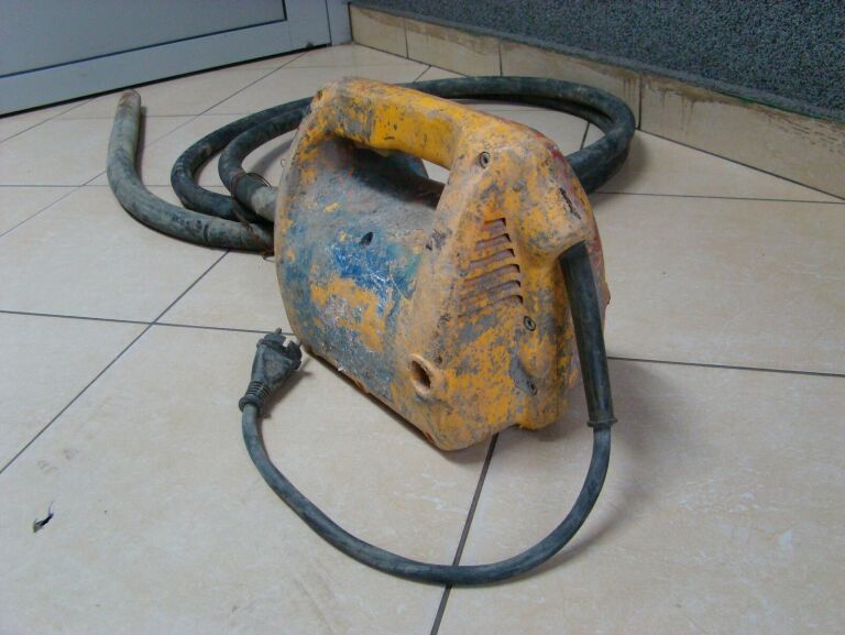 WIBRATOR DO BETONU