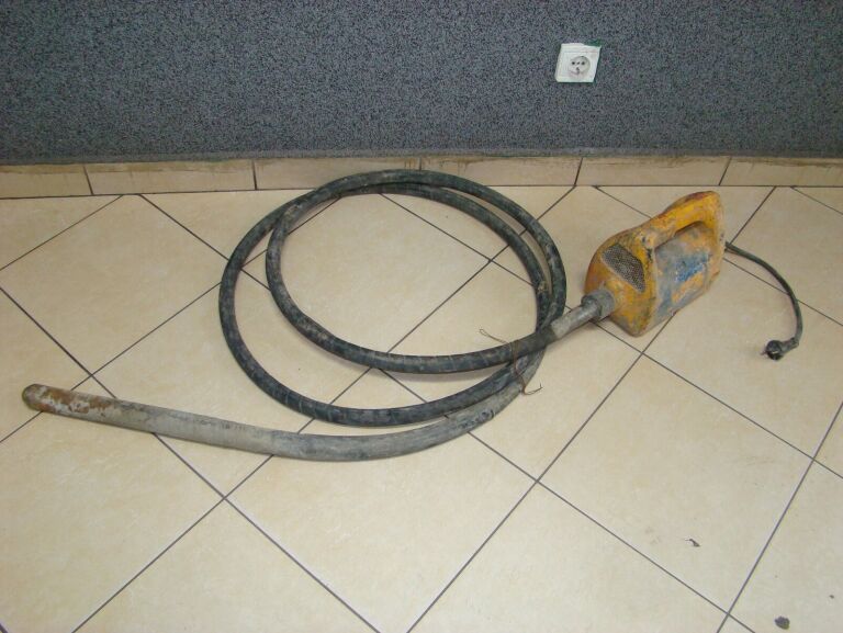 WIBRATOR DO BETONU