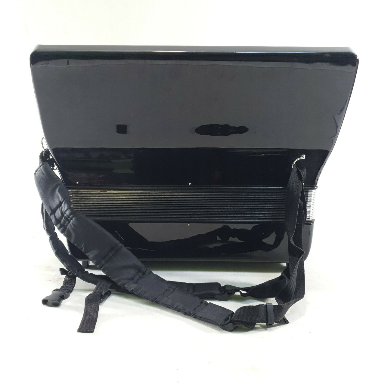 swietny-hohner-bravo-iii-120-akordeon-czarny-marka-hohner