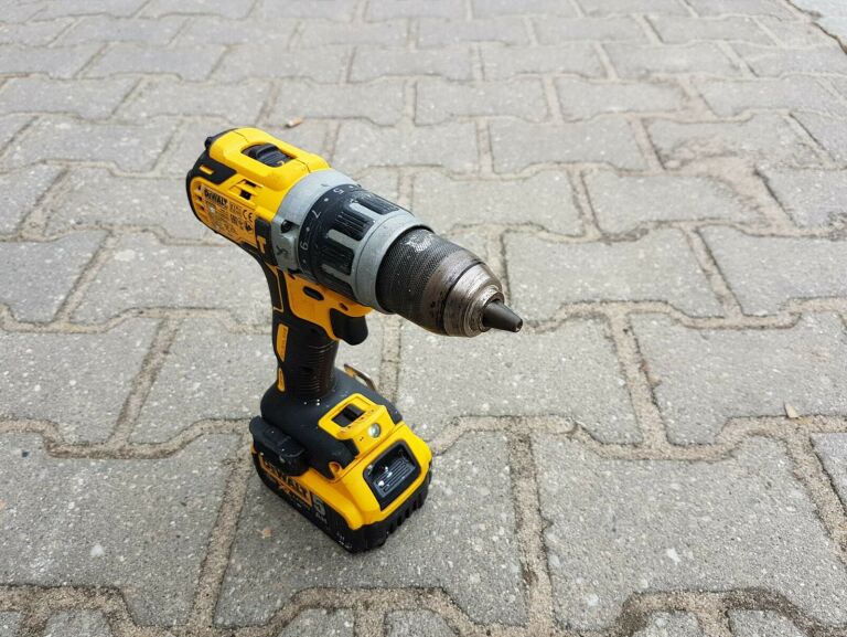 WIERTARKO-WKRĘTARKA DEWALT DCD796 AKU 5,0AH