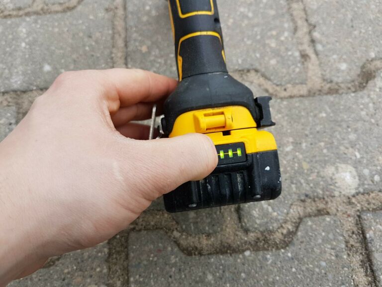 WIERTARKO-WKRĘTARKA DEWALT DCD796 AKU 5,0AH