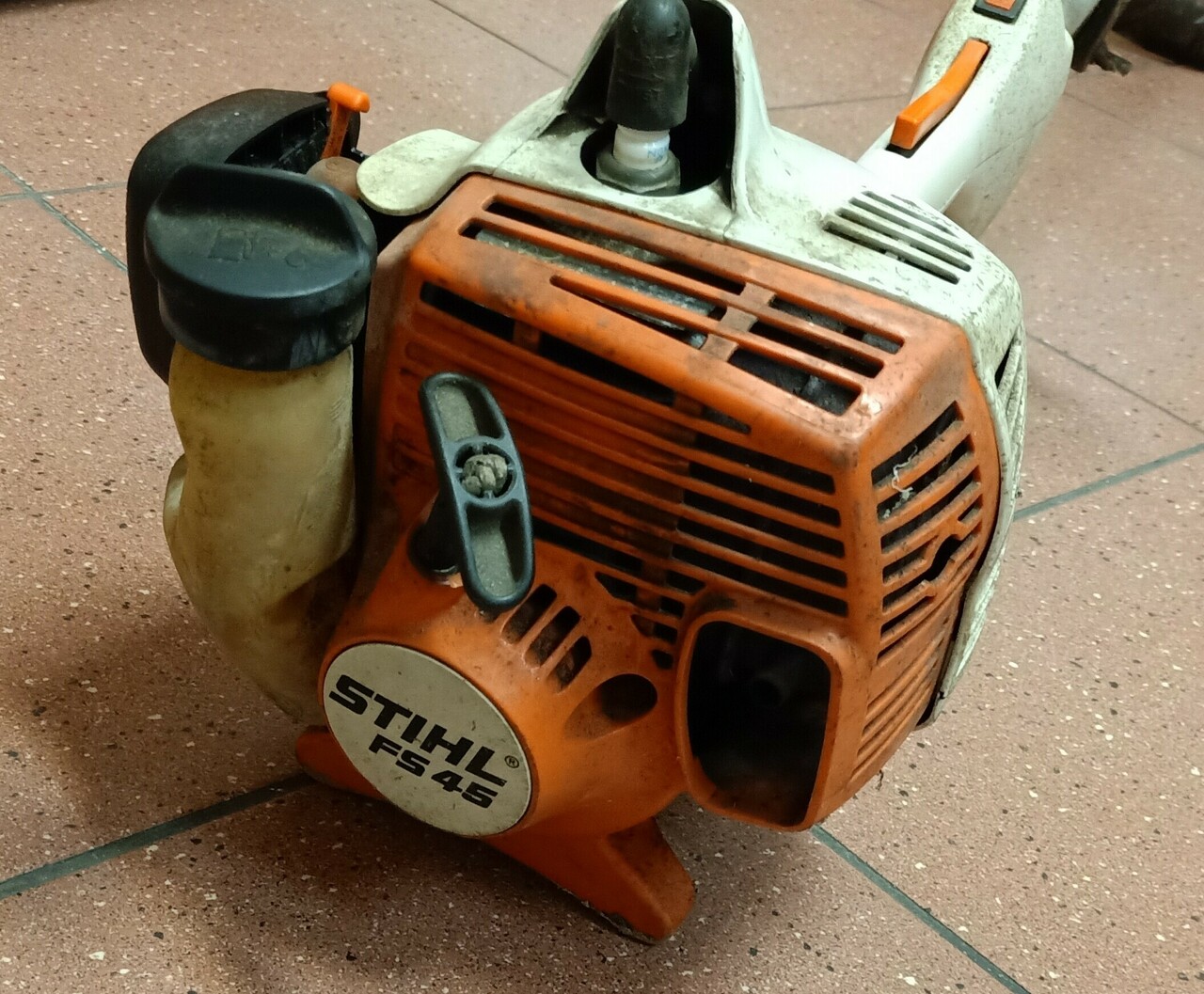 kosa-spalinowa-stihl-fs-45-zasilanie-spalinowe