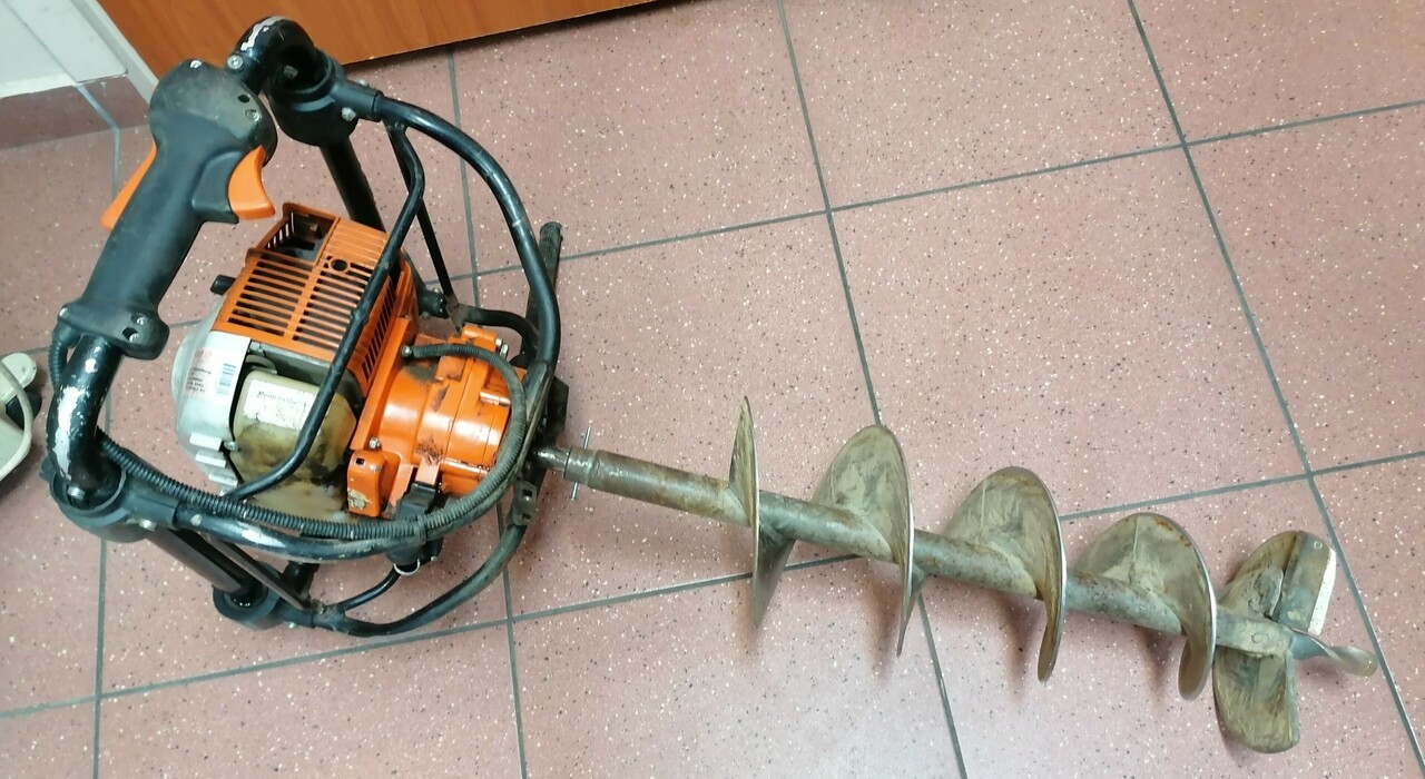 wiertnica-spalinowa-stihl-bt-121-zasilanie-spalinowe