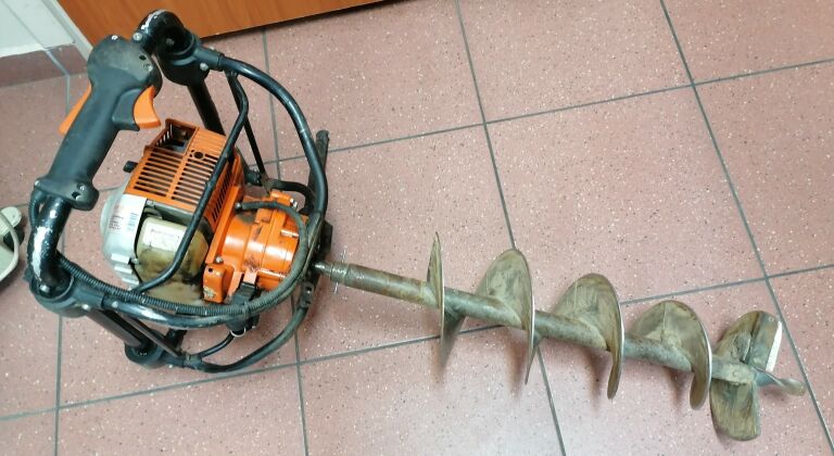 wiertnica-spalinowa-stihl-bt-121-zasilanie-spalinowe