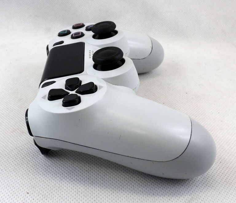 pad-ps4-kolor-bialy