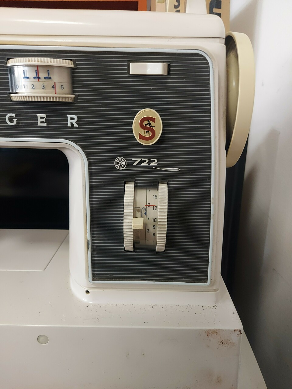 maszyna-do-szycia-singer-722-kolor-dominujacy-bialy