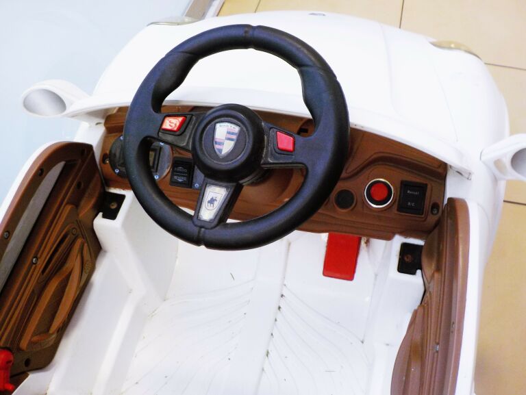 SPORTOWY SAMOCHÓD NA AKUMULATOR AUTO TOBI F1402