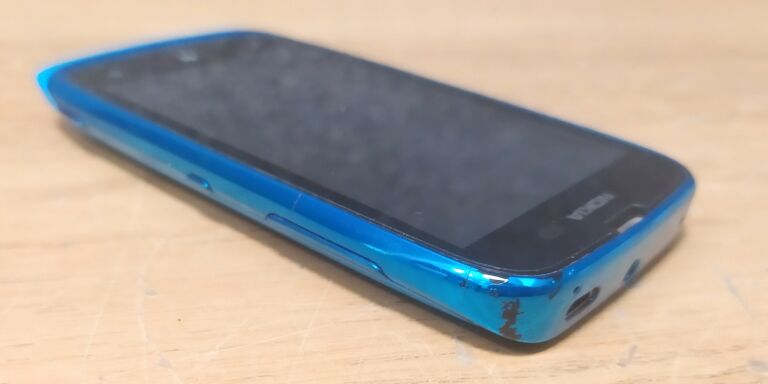 telefon-nokia-lumia-610-nie-laduje-kolor-niebieski