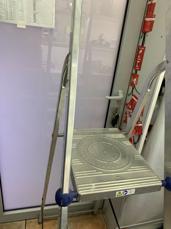 drabina-aluminiowa-z-platforma-7-stopni-werner-marka-inna