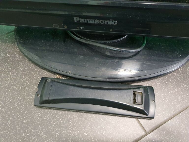 TELEWIZOR PANASONIC TX-L32C2EA + PILOT