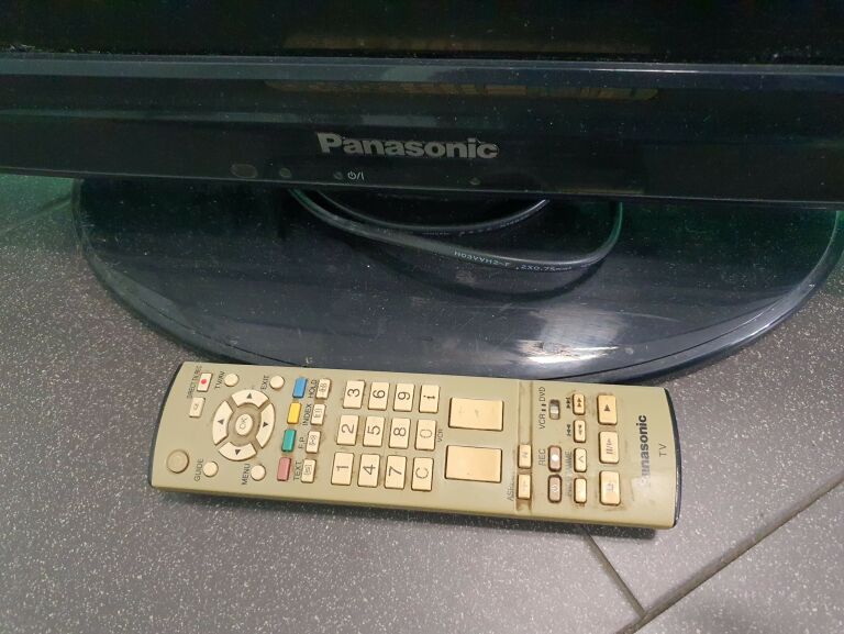 TELEWIZOR PANASONIC TX-L32C2EA + PILOT