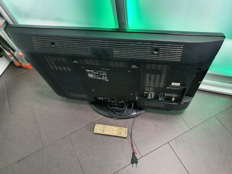 TELEWIZOR PANASONIC TX-L32C2EA + PILOT