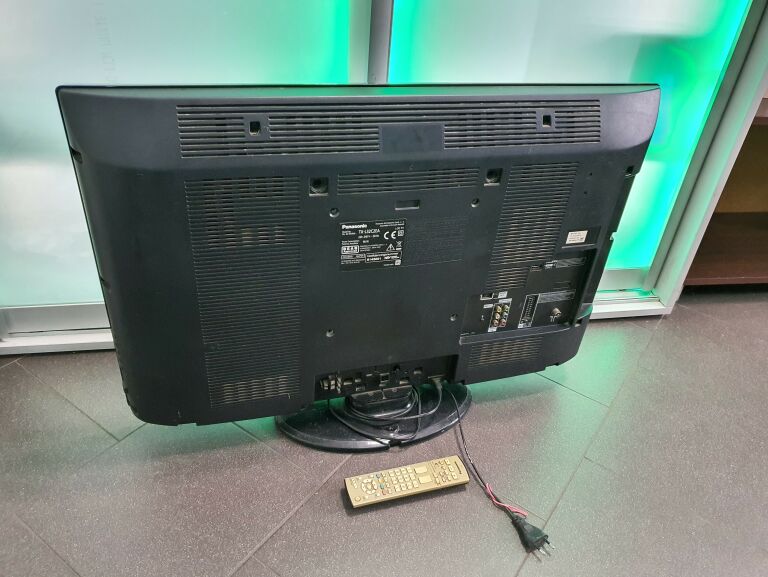 TELEWIZOR PANASONIC TX-L32C2EA + PILOT