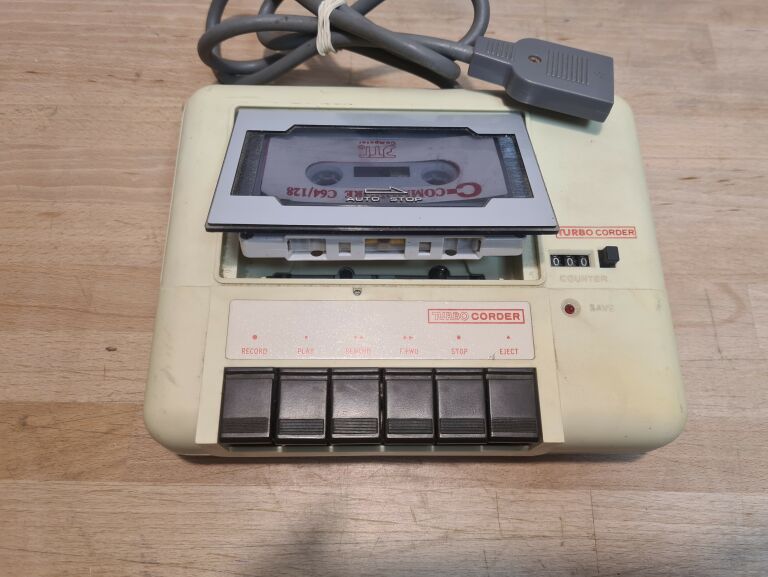 KONSOLA COMMODORE 64 + MAGNETOFON *POLECAM*