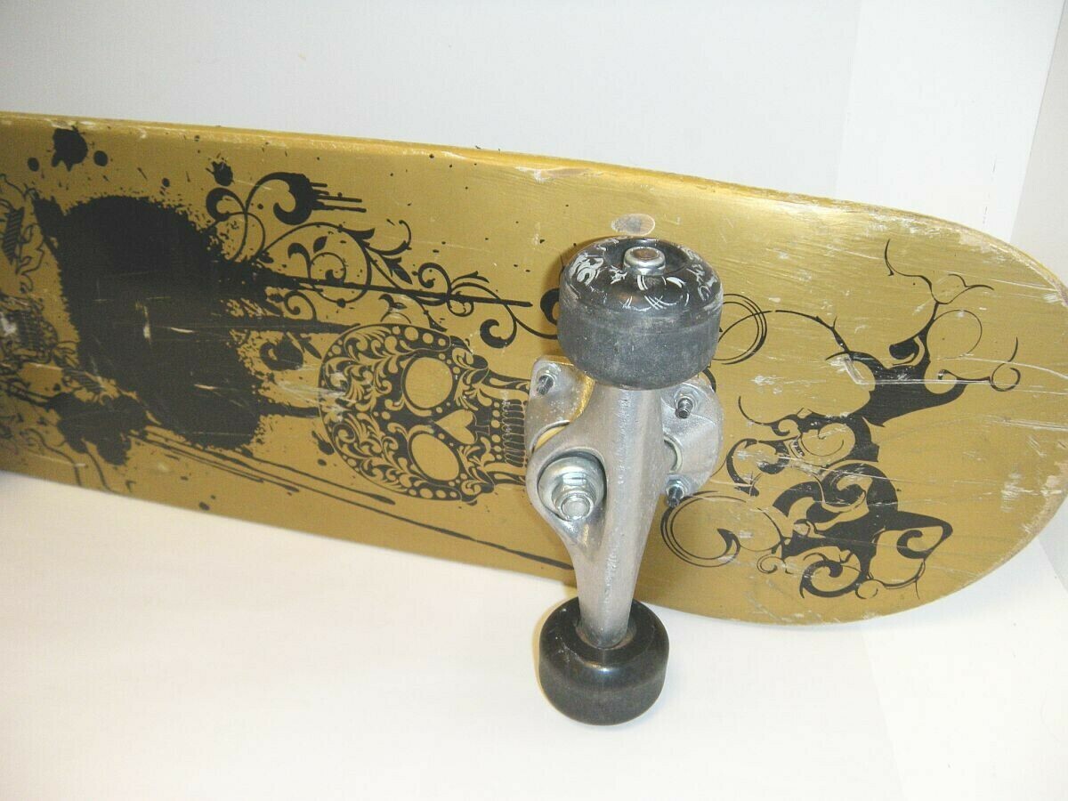 deskorolka-klasyczna-skateboard-z-czaszka-stan-uzywany