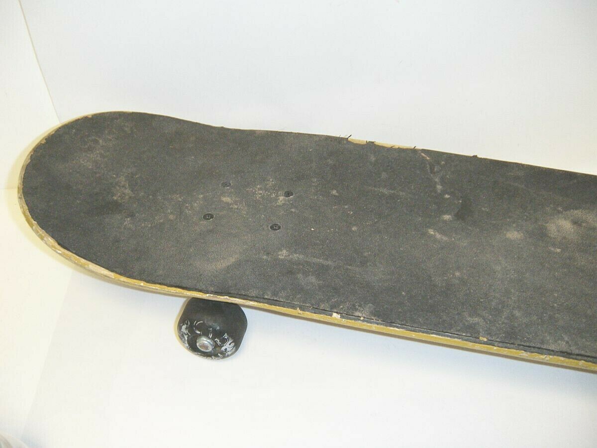 deskorolka-klasyczna-skateboard-z-czaszka-stan-uzywany