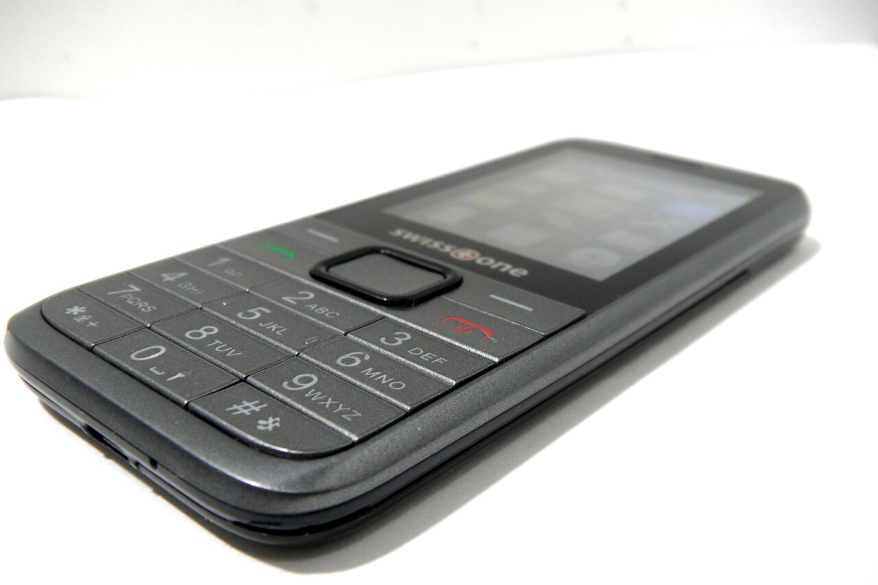telefon-swiss-one-sc560-z-ladowarka-stan-uzywany